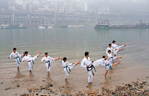 昨日中午,嘉陵江边,为了磨练意志,跆拳道教练林愿带着徒弟们身着白