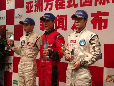 朱戴维(中)登上亚洲方程式国际公开赛上海站冠军领奖台