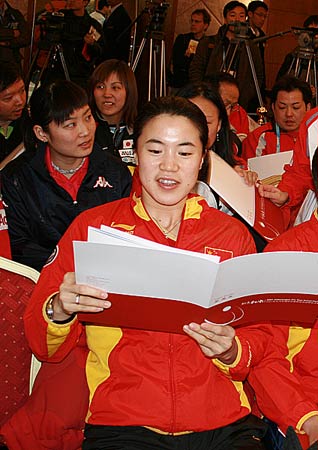 图文：国际乒联总决赛抽签 王楠看册子喜笑颜开