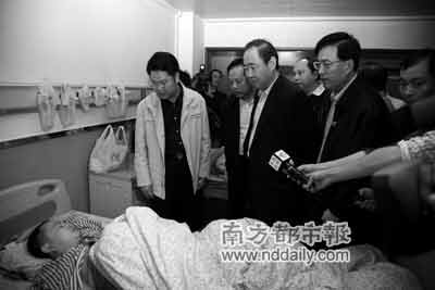 副省长佟星(前排左二),东莞市委书记刘志庚(左一)等看望伤者.