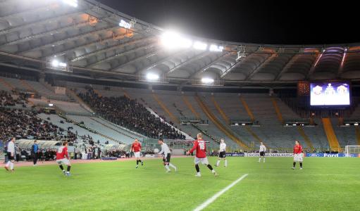 图文:[欧冠]罗马1-1曼联 空旷的球场