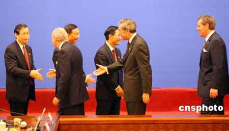 十二月十二日，第三次中美战略经济对话在北京中信国安第一城开幕。出席会议的中方代表谢旭人（财政部长）、杨洁篪（外交部长）、马凯（国家发改委主任）等（从右至左），与美方代表雷德（美国驻华大使）、古铁雷斯（商务部长）（从左至右）等握手寒暄。 中新社发 毛建军 摄
