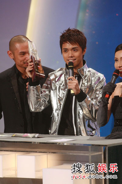 图：TVB金曲榜颁奖典礼现场 全球最爱粤语歌曲奖-张敬轩《酷爱》
