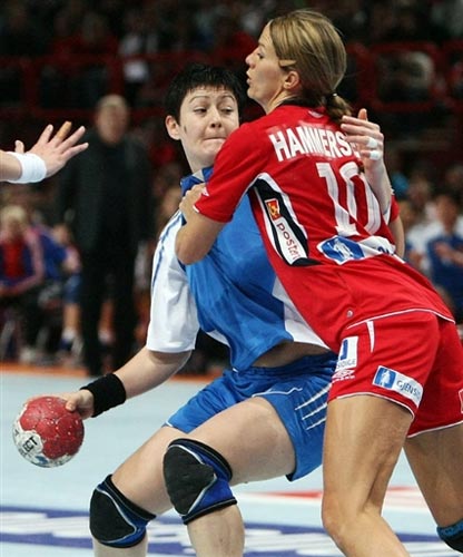 图文：女手世锦赛俄罗斯卫冕成功 挪威防守凶悍