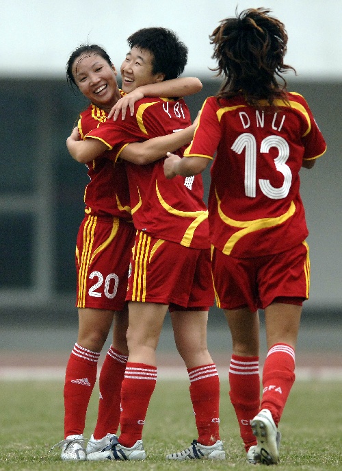 图文[女足]中国4-0新西兰 毕妍接受队友祝贺