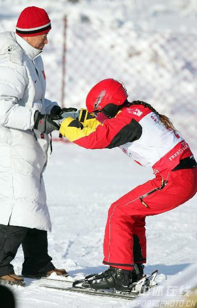 图文韩晓鹏李妮娜备战滑雪世界杯半蹲拖拉