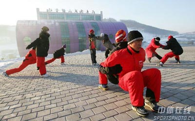 组图:韩晓鹏李妮娜备战滑雪世界杯 翱翔于天际