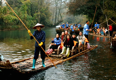 12月17日,游客乘坐竹排游览武夷山九曲溪冬季美景.
