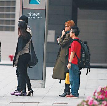 曾经传出绯闻的胡杏儿（右二）与日籍型男铃木仁在街上相遇 女方主动上前相认