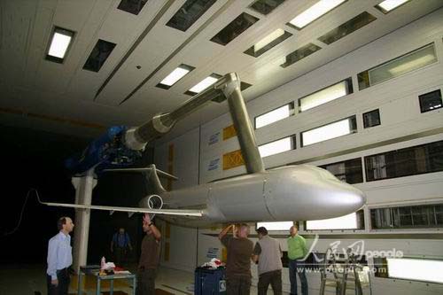 ARJ21-700飞机低速测力校核试验模型安装(图