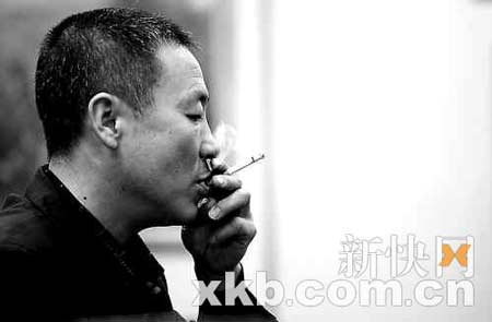 采访过程中，许父不断地抽烟。新快报记者 宁彪/摄 