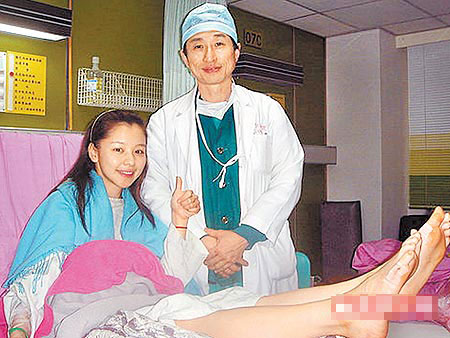 徐若瑄（前）开刀治疗脚拇趾外翻，术后与医师合照。