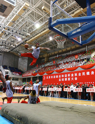 图文：迎奥运全民健身篮球赛 疯狂扣篮表演