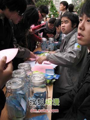 市民领取漂流瓶