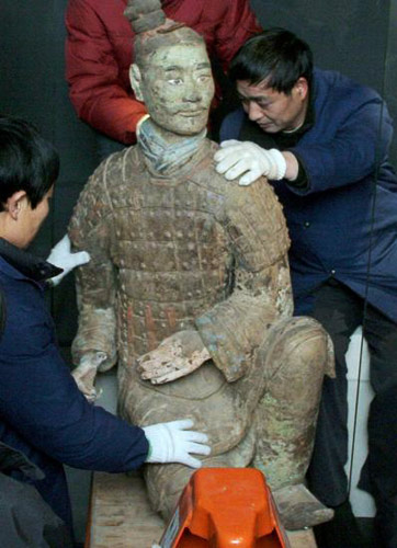 工作人员正在谨慎摆放