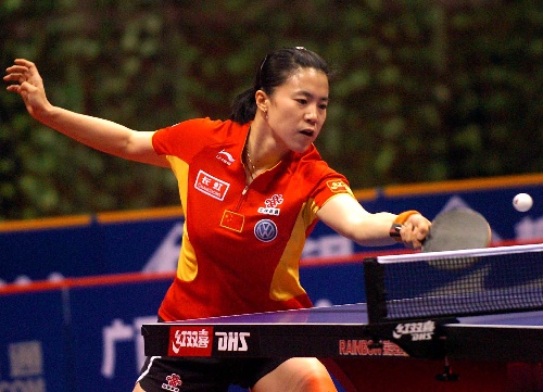 图文:国际女子乒乓球对抗赛 王楠挥拍击球