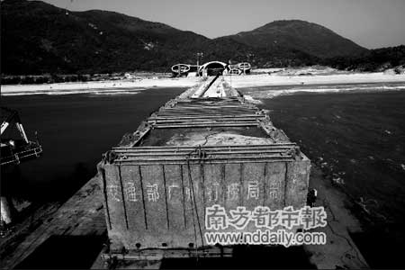 昨日,阳江闸坡银滩,装载着“南海Ⅰ号”的潜驳船与“水晶宫”临时码头顺利对接。
