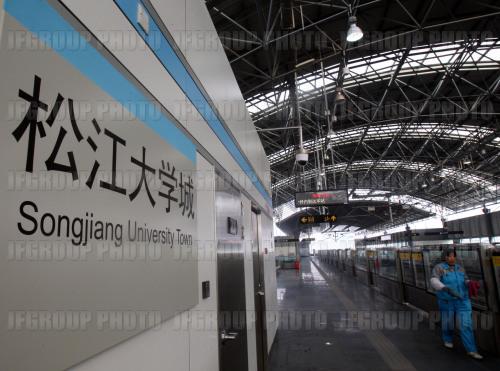 2007年12月26日,一列9号线轨道交通列车行驶在松江大学城区间,进行试