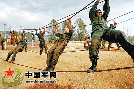 中印两军官兵前后协同,合力通过绳桥.