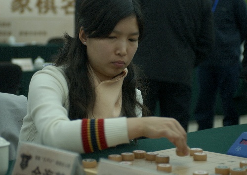 图文:中国象棋名人战产生冠军 金海英在比赛中