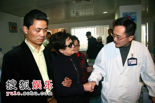 王文娟握着医生的手