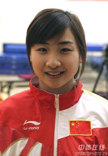 图文:07蹦床新世界冠军登榜仪式 冠军何雯娜