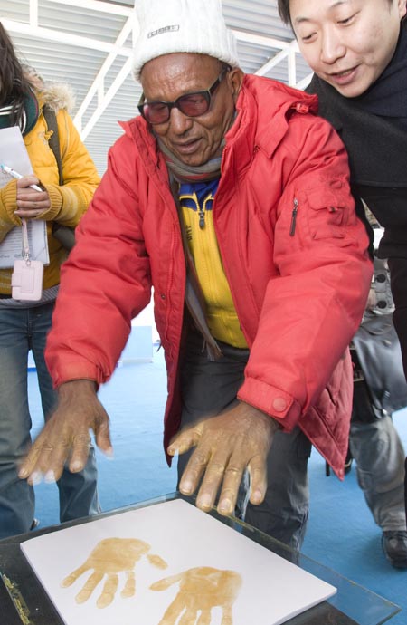 阿赫瓦里老人按下了自己的手印祝福北京奥运会