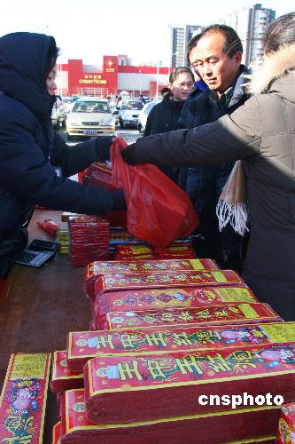图:北京五环外开卖烟花爆竹