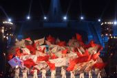 图文：中华世纪坛迎奥运活动 舞台上招展的旗帜