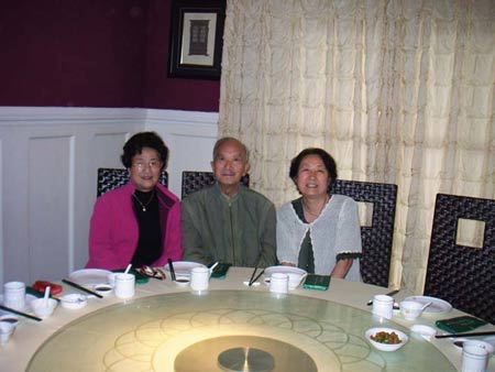 孙道临（中）、王文娟（左）夫妇与曹雷在一起