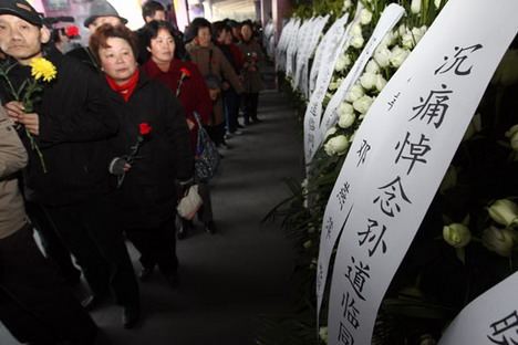 上千名上海市民自发来到龙华殡仪馆，悼念著名表演艺术家孙道临先生
