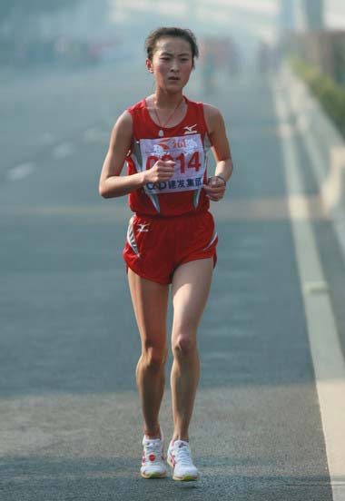 组图:厦门马拉松女子组比赛 张莹莹夺冠破纪录