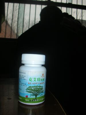 本报记者在河南省上蔡县文楼村艾滋病患者马深义家中找到的克艾特胶囊  王琪/摄