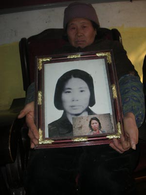 上蔡县王营村患者骆真已于2002年7月29日发病去世，她生前曾服用过克艾特胶囊，并被当作病情已经好转的典型病例用于宣传  王琪/摄