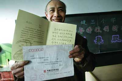 郑州五旬小学教师写小品 入围2008年春晚(图)