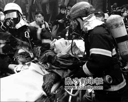 1月7日,韩国消防员从爆炸现场抬出一具尸体.