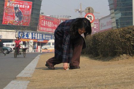 留美大學生回國街頭撿垃圾 