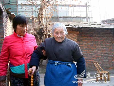 57岁退休女工照顾九旬孤老11年如1日(图)