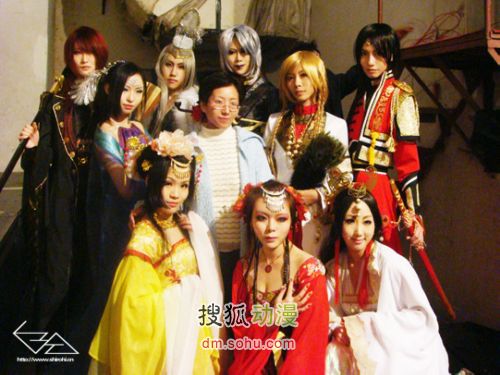 《长安幻夜〉的扮演者白日社团与原著作者面堂兄合影