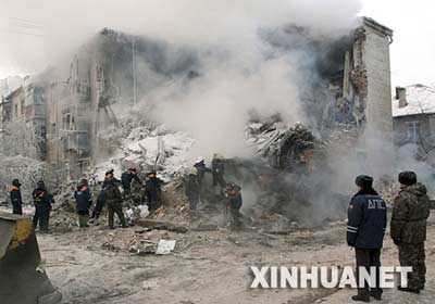 1月9日，在俄罗斯喀山市，救援人员在爆炸现场营救幸存者。新华社发