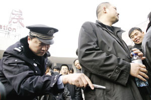 反扒总队的民警演示小偷是如何用镊子进行扒窃的 本组图片均由本报记者 王远凌 摄