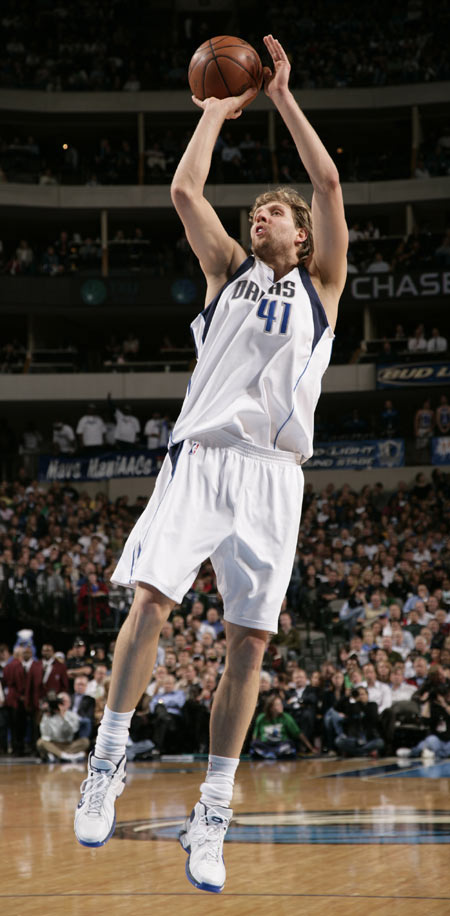 图文:[nba]活塞负小牛 诺维茨基投篮