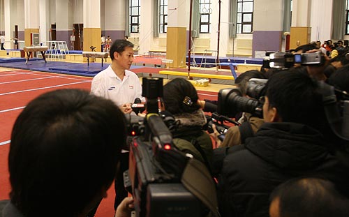 记者采访国家体操队总教练黄玉斌