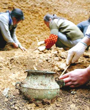 考古人员发掘到的一件青铜器 