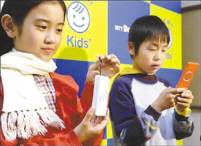 日本电子产品展儿童专用手机吸引观众(图)