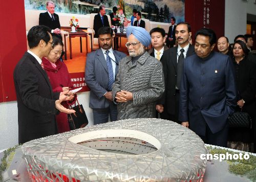 图:印度总理辛格参观北京奥运会场馆建设