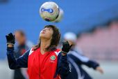 图文:[四国赛]女足赛前备战 韩端头球训练