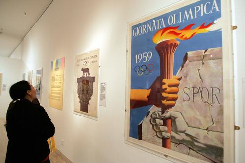 图文：百年奥运海报展开幕 游客参观厅内海报