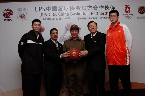 从左至右为刘炜、Joe Guerrisi、UPS快递人员、李元伟、王博