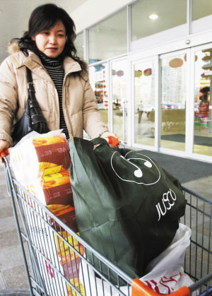青岛商场推出环保购物袋受市民追捧(组图)